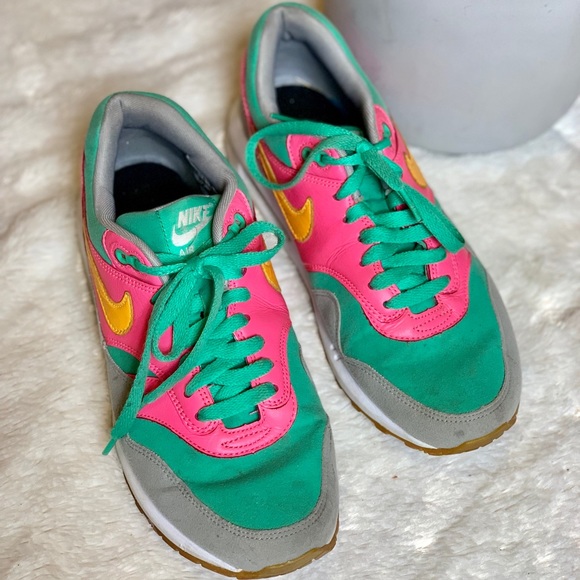 Nike Air Max 90 GS Ghost Green Pink Flash 833409-300 | SneakerNews.com
